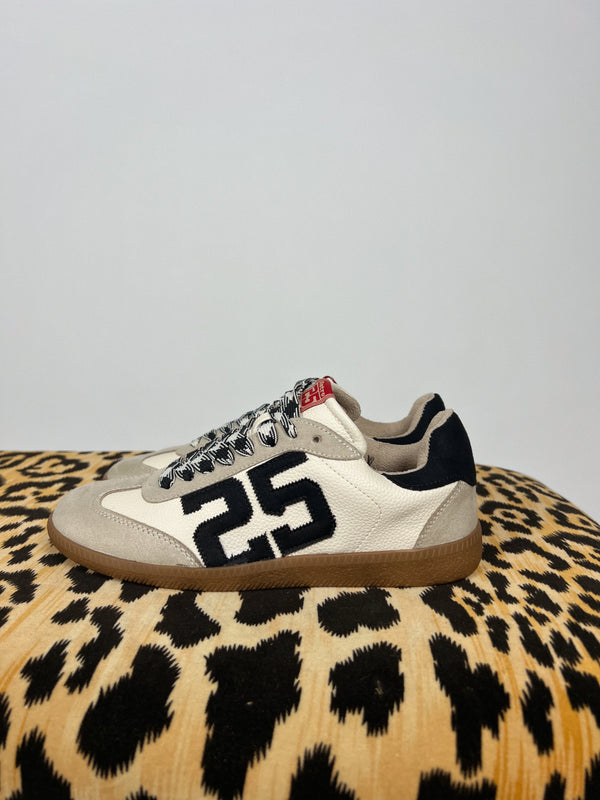 Retro 25 Sneakers